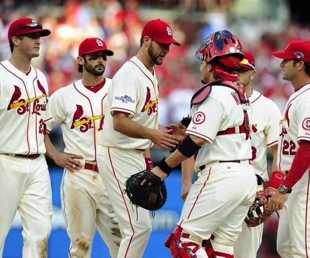 El equipo de los Cardenales de San Luis se felicita tras el segundo triunfo en casa sobre los Dodgers.