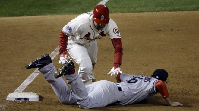 El momento de la polémica: Craig se dispone a correr hacia home pero  tropezaría cuando Middlebrooks levanta ambas piernas sin verlo. El árbitro convalido la carrera al interpretar obstrucción