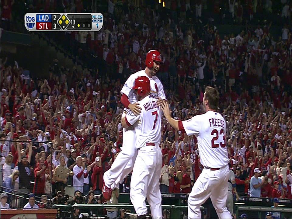 Carlos Beltrán celebra el triunfo de los Cardenales de San Luis con Matt Holliday y David Freese. El puertorriqueño fue el mejor jugador del partido.