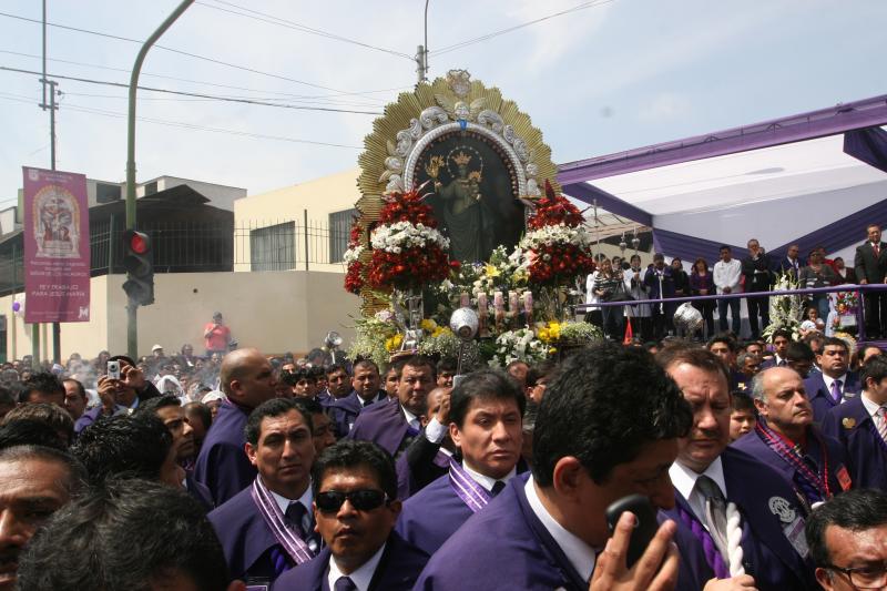 Señor de los Milagros: Roban 60 mil soles a cuadrilla en Lima
