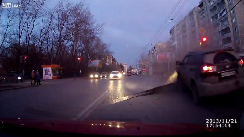 [VIDEO] En Rusia se abre la tierra y casi se traga un auto