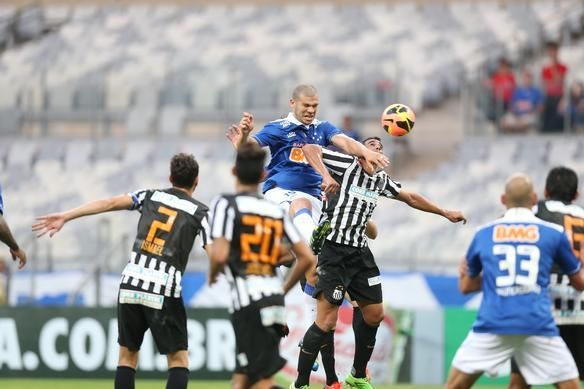 El líder Cruzeiro espera mantener su paso firme hacia el título cuando visite al Santos.