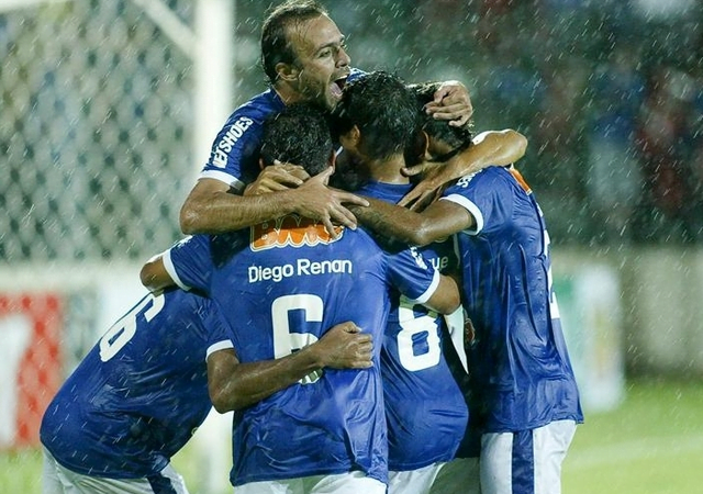 Cruzeiro se acerca al título del Brasileirao tras superar al Santos.