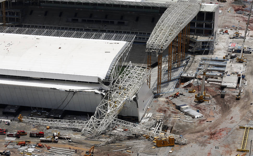 [folha.uol.com.br] Derrumbe en estadio de Brasil 2014 mata a dos obreros