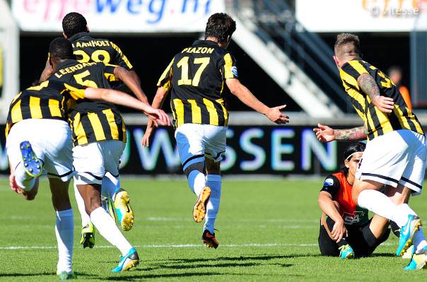 El brasileño Lucas Piazon aportó con dos goles para que el Vitesse se mantenga como puntero del futbol holandés.