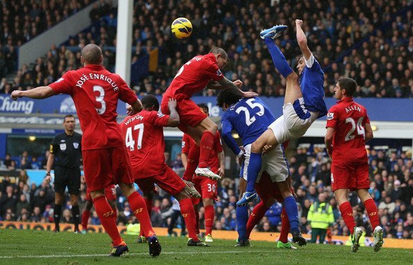 Everton y Liverpool protagonizaron un atractivo encuentro que beneficio finalmente al Arsenal.