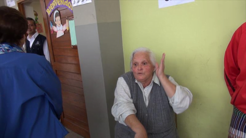 [VIDEO] Mujer cuadra a Susana Villarán porque no hizo cola para votar