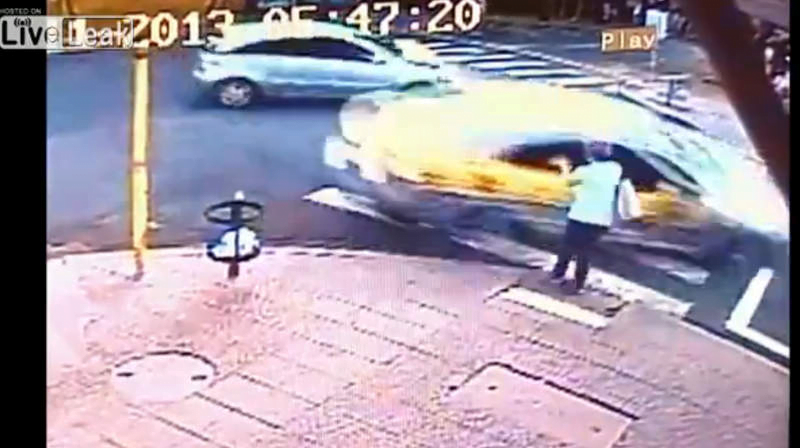 Video impactante: Auto atropella a mujer y choca con otro que llevaba niños