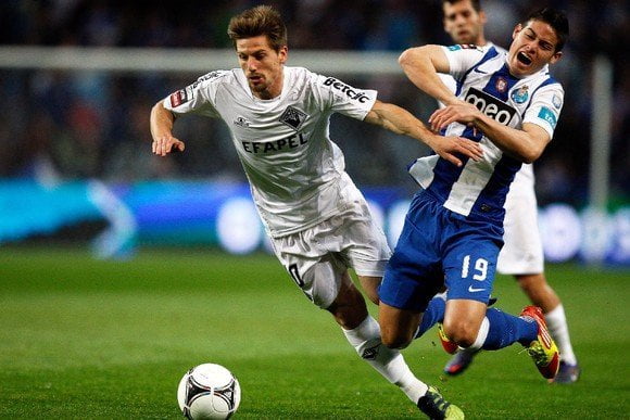 Porto necesita ganar para mantener la punta del campeonato de fútbol portugués.