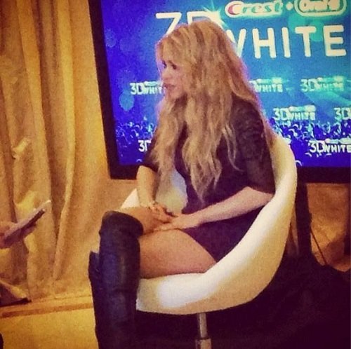 [FOTOS] Minifaldita de Shakira le juega mala pasada en entrevista