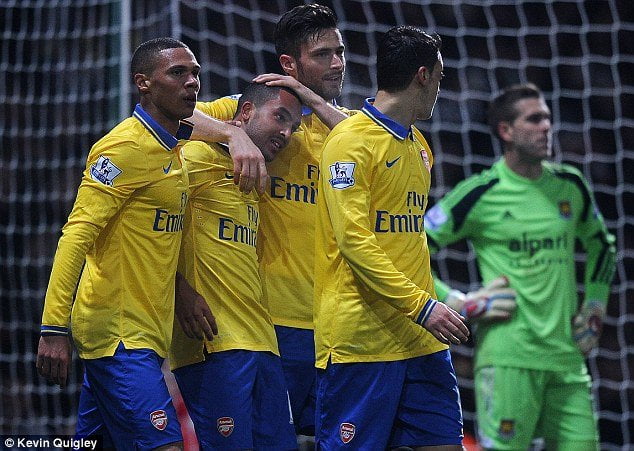 Arsenal (con camiseta alterna) volvió a la punta de la Premier League.