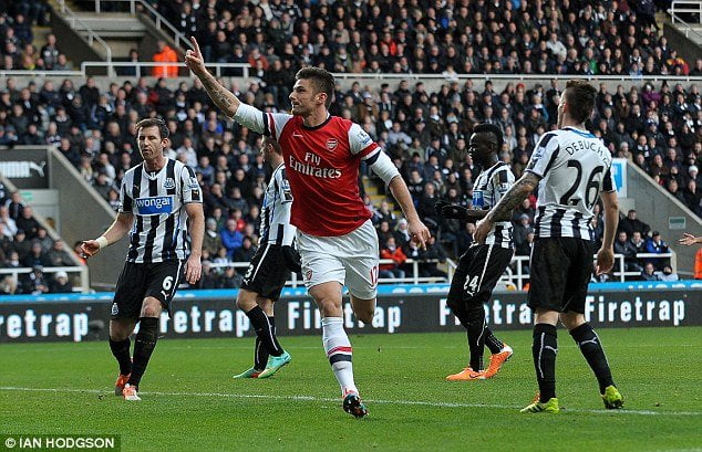 Olivier Giroud ya celebra el gol con el que mantuvo líder de la Premier League al Arsenal.