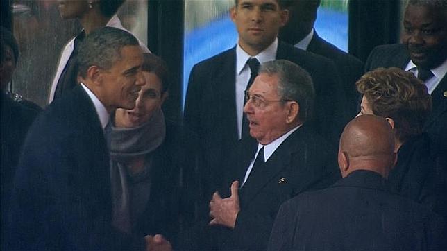 Nelson Mandela los une: Barack Obama y Raul Castro se dan apretón de manos