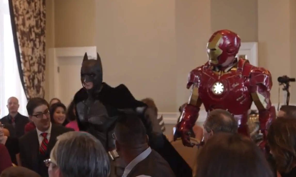 [VIDEO] Iron Man, Batman y ninjas irumpen en una boda