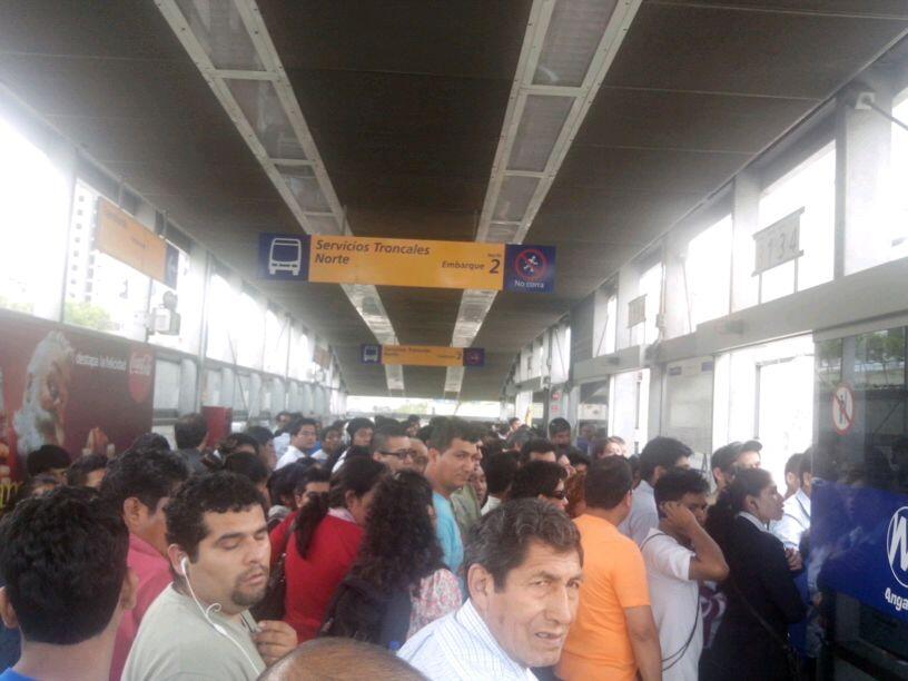 Estaciones del Metropolitano colapsaron por masiva afluencia de pasajeros