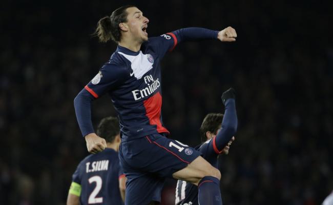 Zlatan Ibrahimovic celebra uno de los goles que marcó en la goleada del Paris Saint Germain.