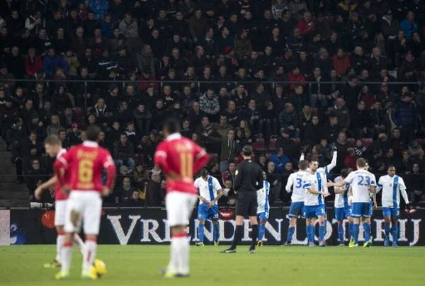El líder Vitesse (con camiseta alterna blanca y azul)  agravó la crisis del PSV tras golearlo por 6-2.