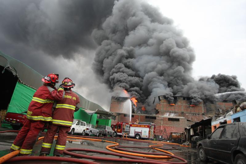 Incendio en La Victoria: Despiden a bomberos que dejaron sus trabajos por emergencia