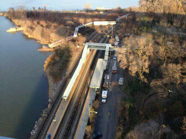 Cuatro muertos por descarrilamiento de trenes en Nueva York