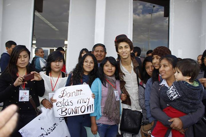 (Foto Correo) Daniel Lazo con guitarra en mano a su natal Ayacucho