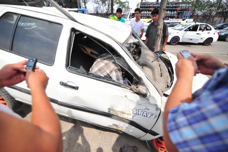 Surco: Fotógrafo rescata a chofer que chocó automovil