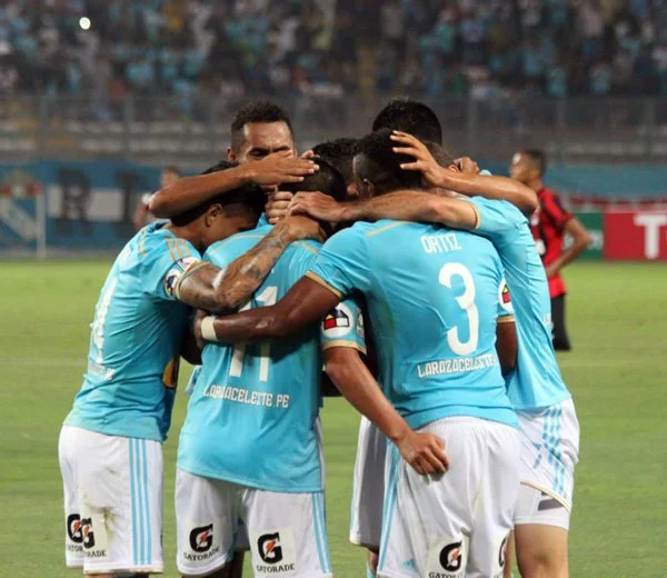 Cristal celebró ante Paranaense en su debut por  Copa Libertadores.