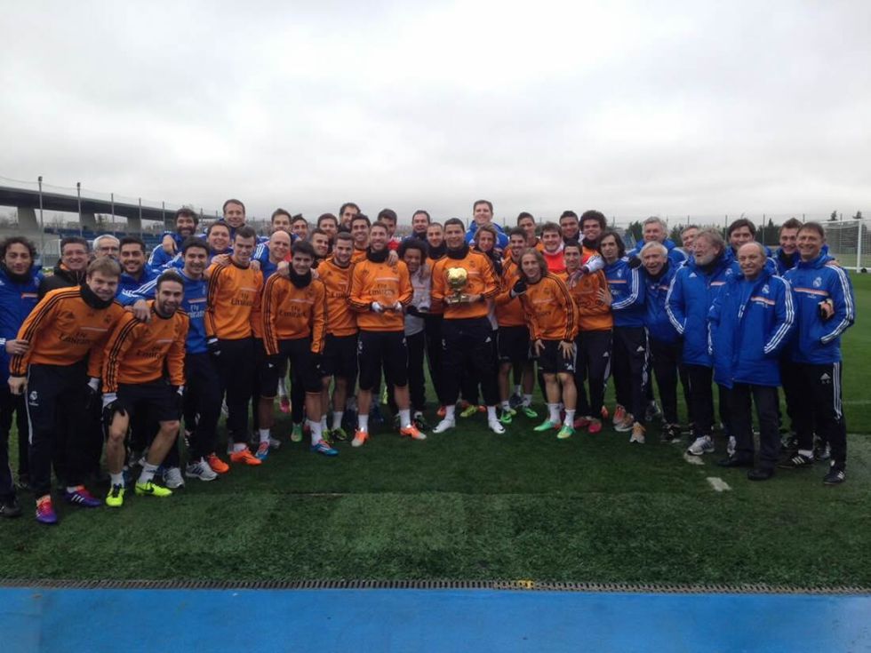 [FOTO] Cristiano Ronaldo comparte el Balón de Oro con su equipo