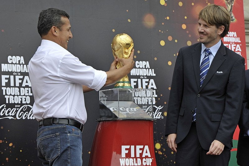 Ollanta Humala levantó la Copa Mundial FIFA pero Nadine no pudo