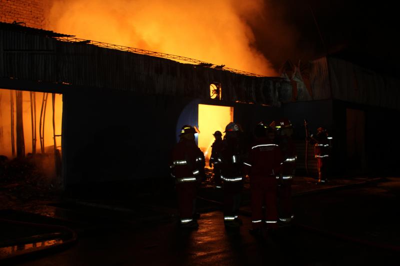 Gran incendio destruyó 20 viviendas prefabricadas en el Callao