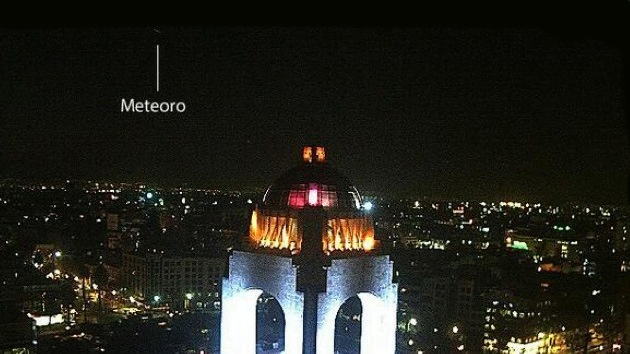 Foto y video RT / México: Cámara capta meteoríto desde el Monumento a la Revolución