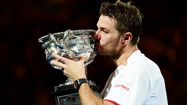 El suizo Wawrinka besa su trofeo conquistado en Melbourne, el primer Grand Slam conquistado en su carrera tenística.