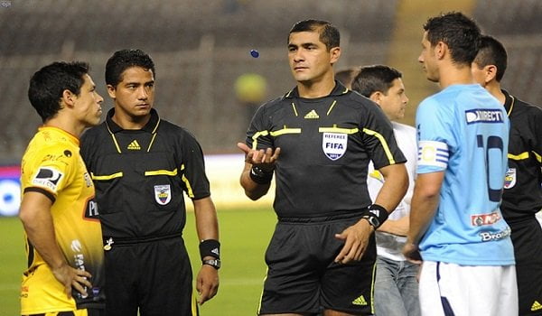 El ecuatoriano Zambrano impartirá justicia en el partido por Copa Libertadores entre Universitario y Vélez.