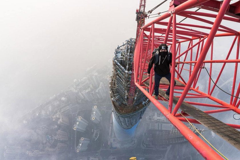 FOTO @VadimMakhorov - Facebook / [VIDEO] Impactante: Escalan segundo edificio más alto del mundo sin cuerda