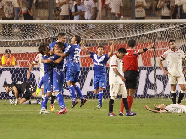 Canteros celebra con sus compañeros el gol de Vélez Sarsfield ante la “U”.