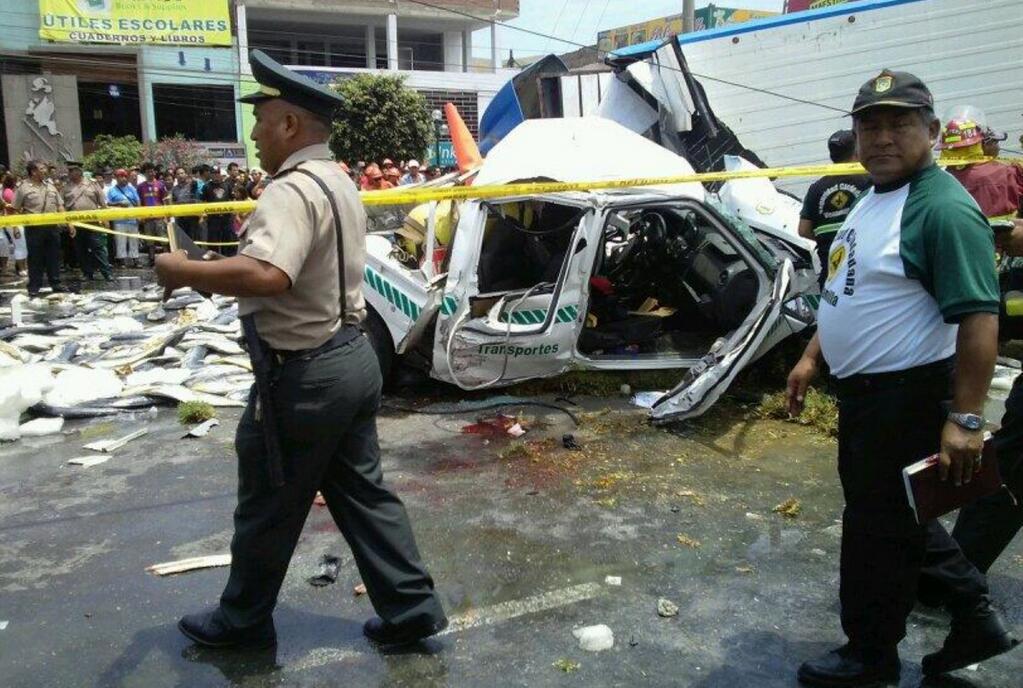 Foto Twitter / Ventanilla: Suman nueve los muertos por choque de trailer contra vehículos