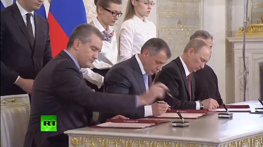 Foto RT / Putín firma adhesión de Crimea y Sebastopol a Rusia pese a reclamo de EE.UU.