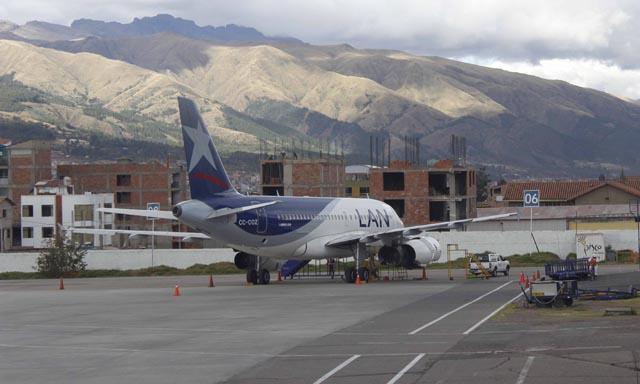 Foto La República referencial / Avión lleno de pasajeros aterrizó de emergencia en aeropuerto del Cusco