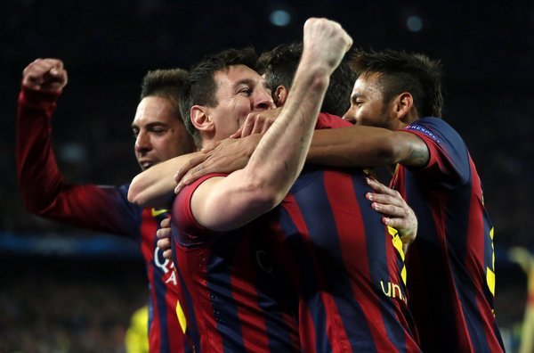 Messi celebra junto a sus compañeros la clasificación del Barcelona a los cuartos de final de la Champions League.