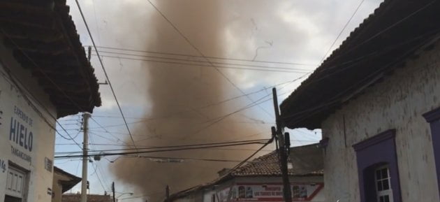 Fotos Youtube / [VIDEO] Impresionante: Tornado ingresa a poblado mexicano y luego se disipa