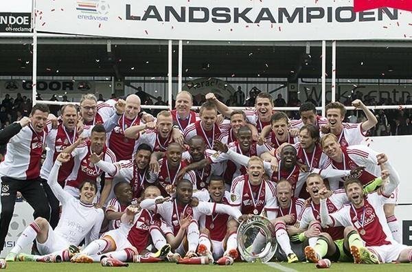 EL MÁS GANADOR DEL FÚTBOL HOLANDÉS. Ajax de Ámsterdam sumó su cuarto campeonato consecutivo en la Eredivisie y el 33° de su historia.