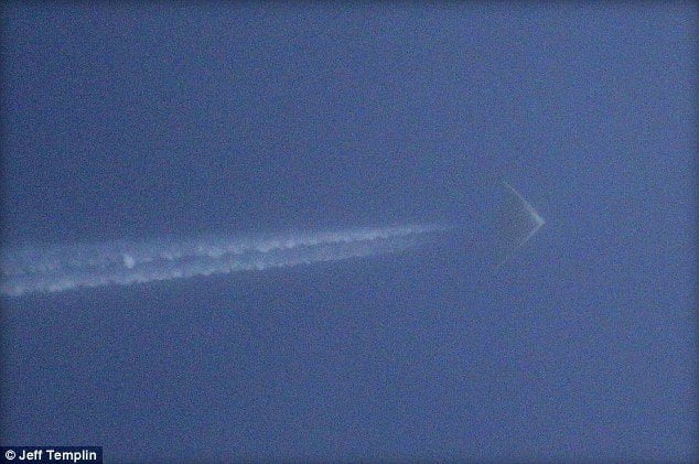 Foto MailOnLine / Extraño objeto volador sería nuevo avión espía de los EE.UU.