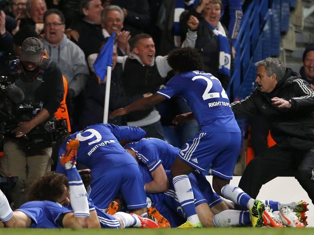 Instantes donde Chelsea celebra su segundo gol, Mourinho corrió desde su zona técnico para unirse al festejo.