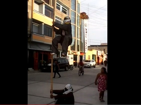 [VIDEO] Ilusionistas 'flotan' en el aire y sorprenden en calles de Chiclayo