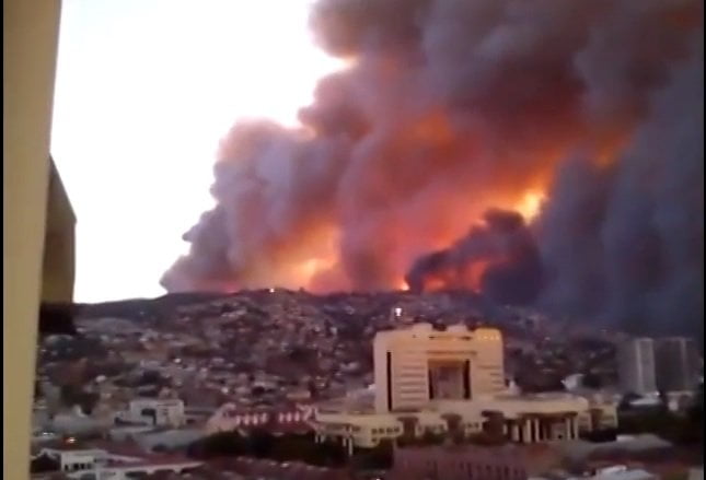 [VIDEOS] Impactantes imágenes del gran incendio en Valparaíso - Chile