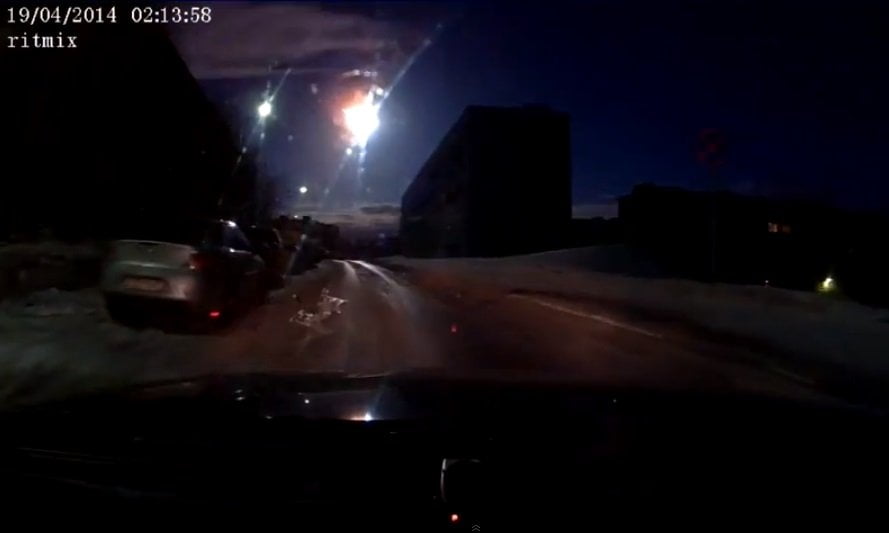 [VIDEO] Impactante: Enorme meteorito cruza Rusia y convierte la noche en día