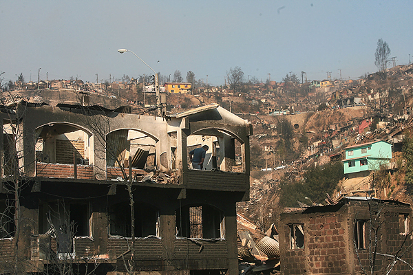 Incendio en Valparaíso - Chile: Suman 16 los fallecidos y evacúan a 10 mil