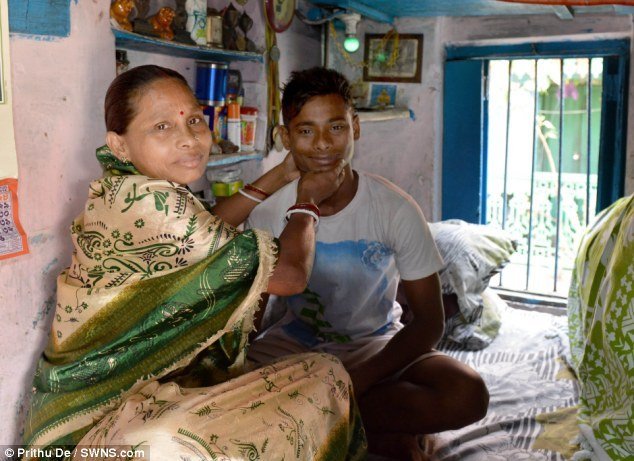 Fotos Daily Mail / Adolescente que vive en barrio de prostitutas invitado por el Manchester United