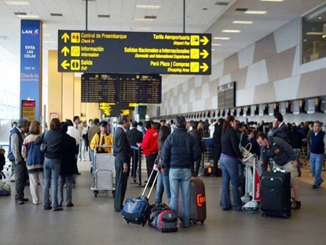 Descrubren a policías antidrogas entregando cocaína a turista en aeropuerto