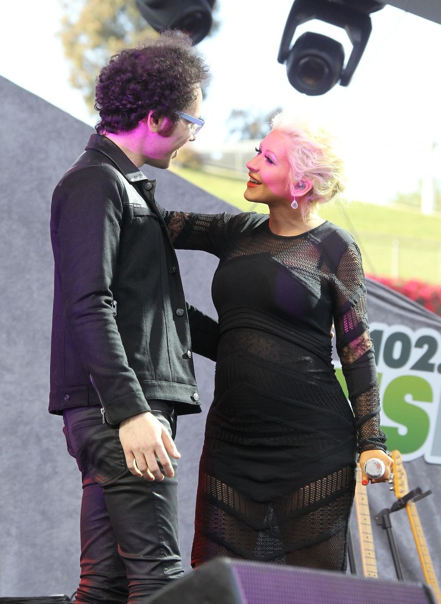 [FOTOS Wango Tango de KIIS FM] Christina Aguilera canta con 'pancita' de embarazada y sorprende