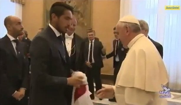 Video IPeruTube / Juan Vargas regala al Papa Francisco camiseta de la selección